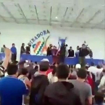 ¡En la cabeza! Le lanzaron una silla a Evo Morales