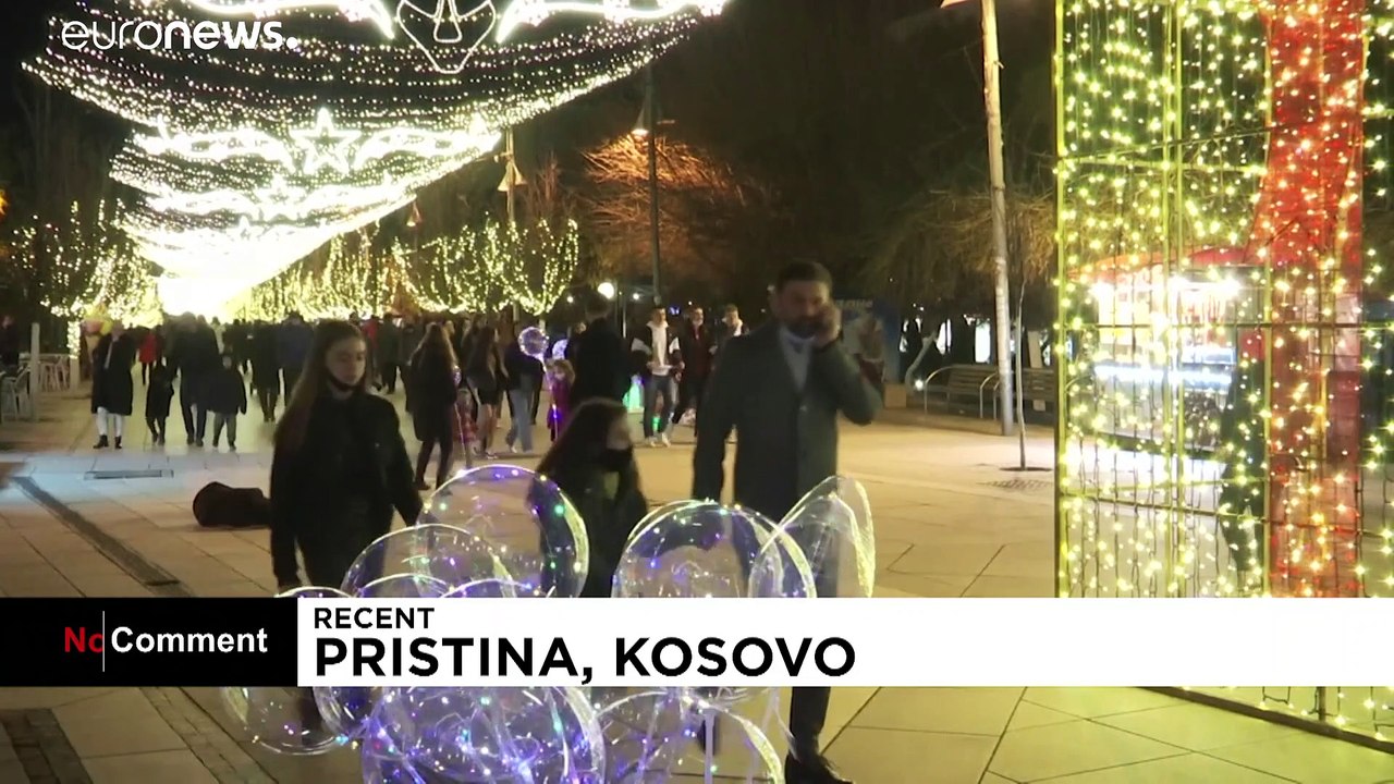 Ausgangssperre im weihnachtlich geschmückten Priština