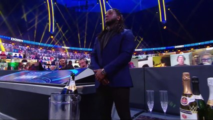 Nueva entrada de Carmella como "La Intocable" | SmackDown Español Latino ᴴᴰ