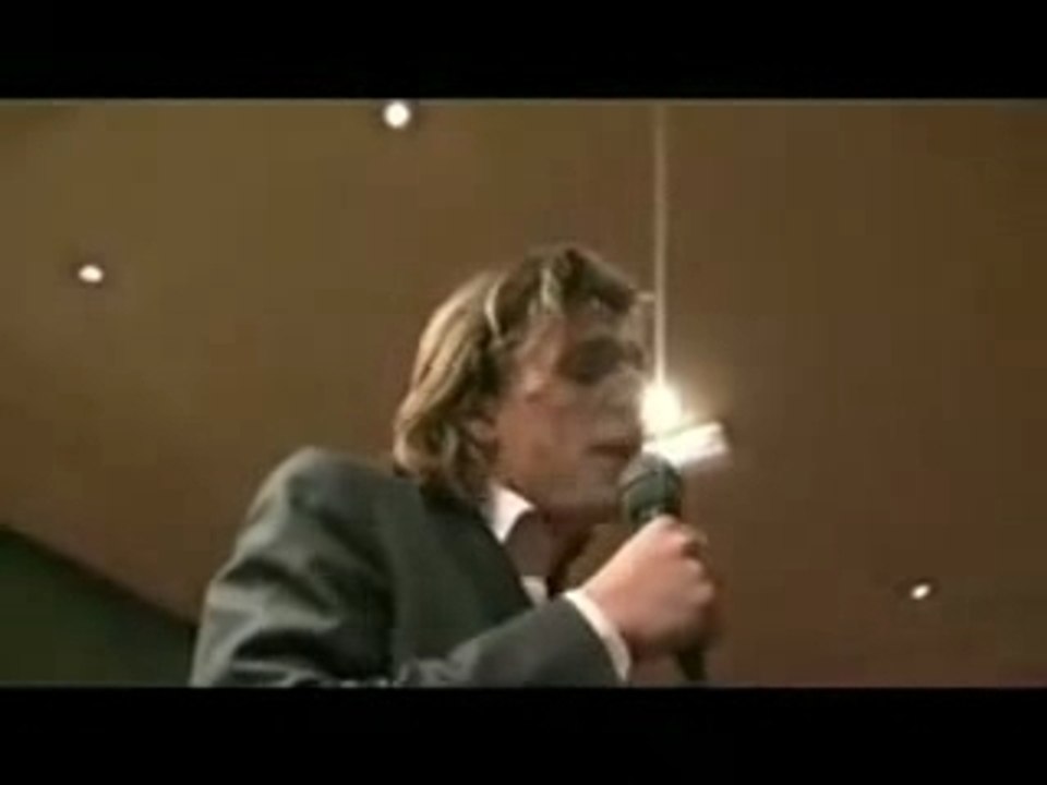 JEAN SARKOZY CHANTE à NEUILLY A VOIR