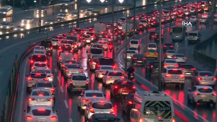 İstanbul trafiğinde sağanak yağmur yoğunluğu
