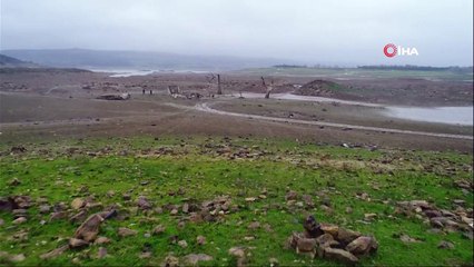 Sular çekilince ev kalıntıları ortaya çıktı