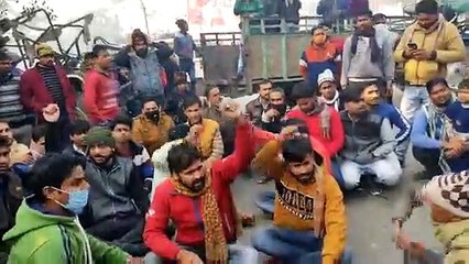 टेक्टर ट्रॉली चोरी होने से आक्रोशित ग्रामीणों ने चौराहे पर लगाया जाम