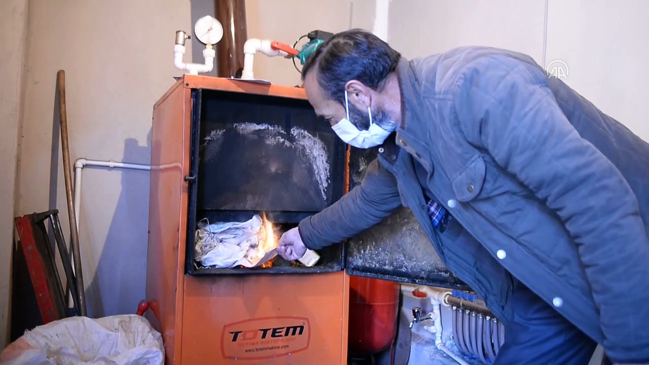ARDAHAN - Ardahanlı besici kaloriferli evini tezekle ısıtarak yakacak maliyetinden kurtuldu