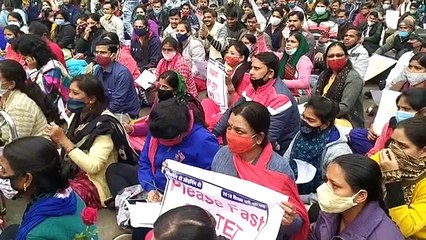 VIDEO: ज्वॉइनिंग की मांग को लेकर शिक्षक बैठे धरने पर