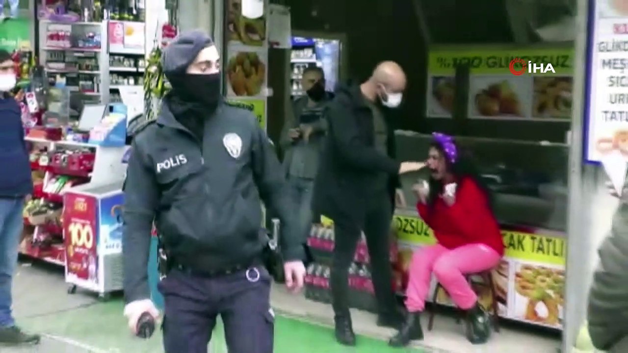 Bursa'da maskesiz kadın önce polise saldırdı çığlık atarak kaçmaya başladı