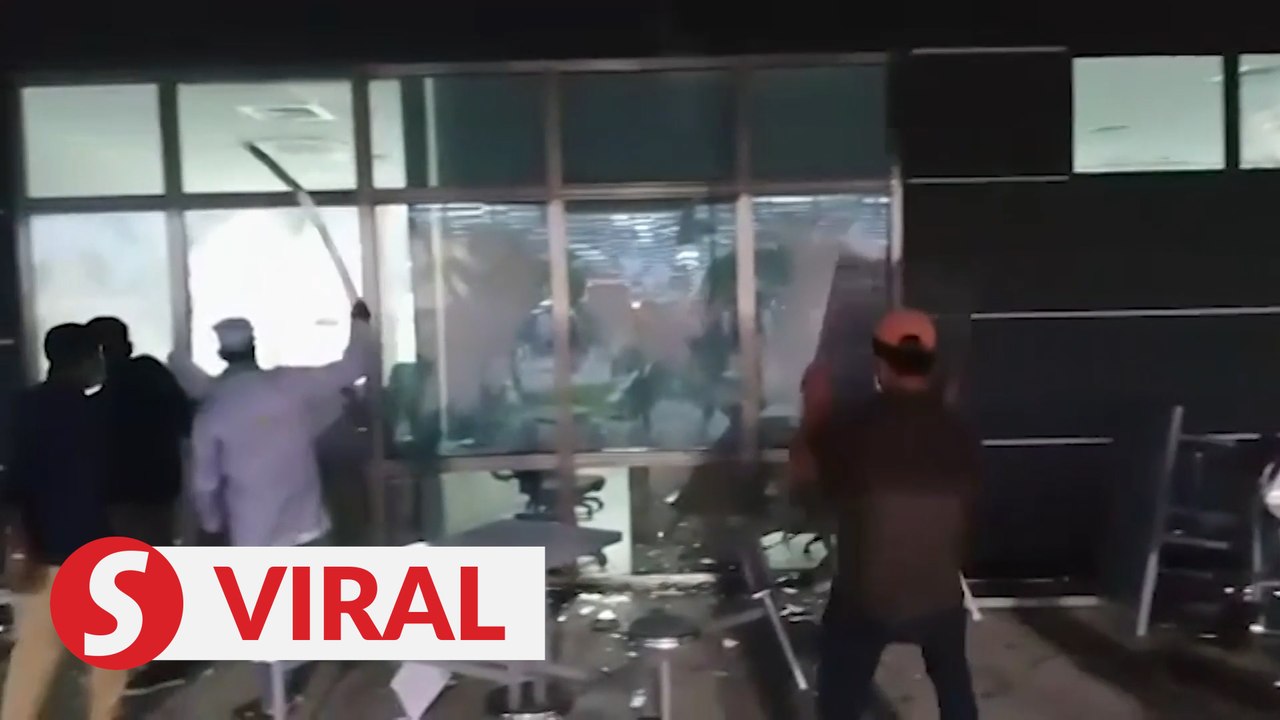 Violence erupts at iPhone assembly factory in I...