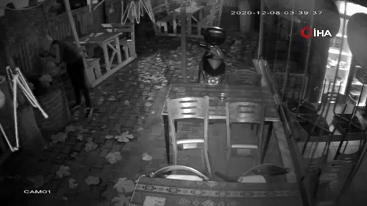 Heyecandan ağzı kuruyan hırsız süs havuzundan su içti, sonra çaldı