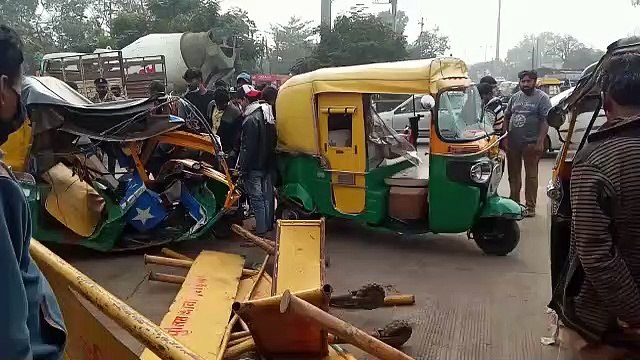 फॉर्च्यूनर चला रही युवती ने 3 ऑटो को मारी टक्कर, 5 लोग हुए घायल