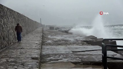 - Limandaki dalgalar 7 metrelik duvarın boyunu aştı
