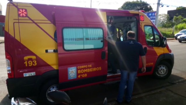 Motociclista fica ferido após colisão com carro na Rua Jacarezinho