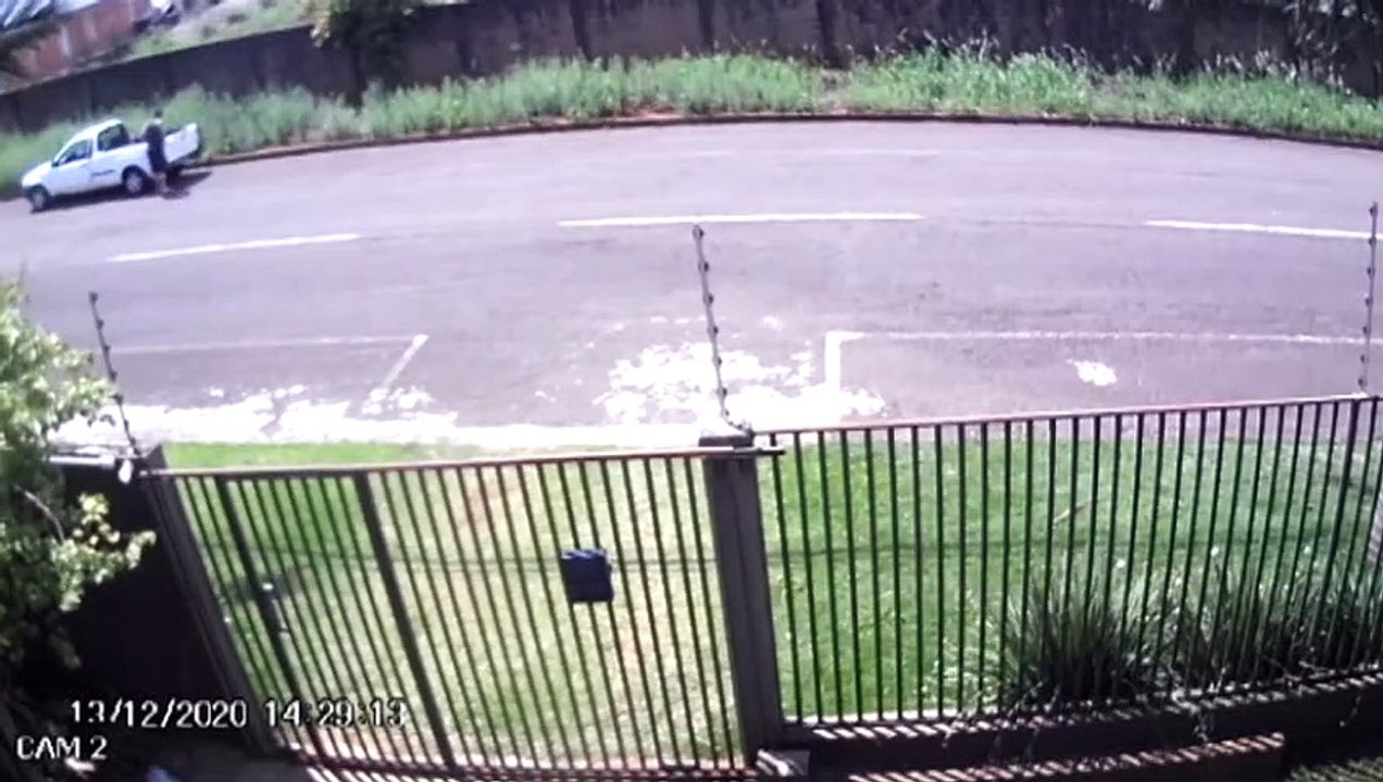 Vídeo flagra motorista realizando descarte de entulhos no Jardim Gramado