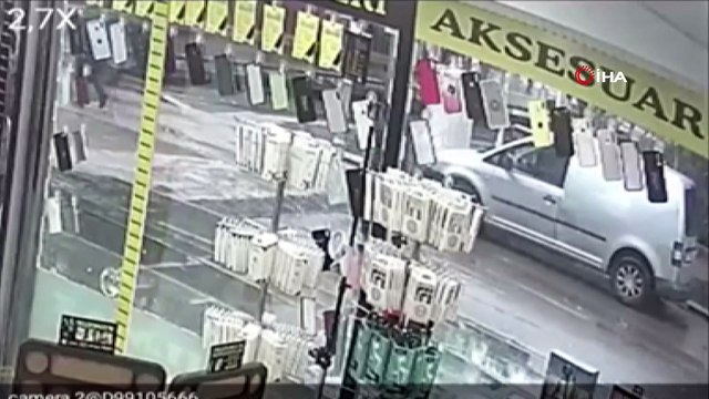 Antalya’da çılgına dönen kadın ortalığı birbirine kattı