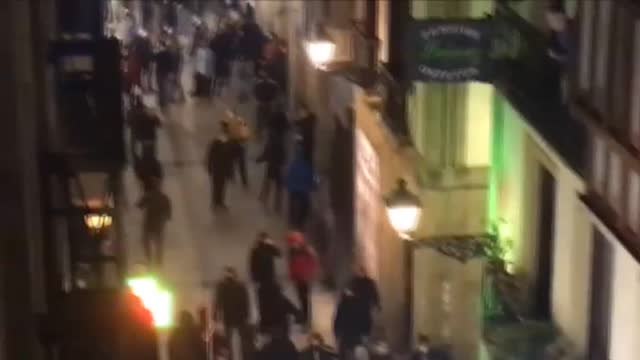 Nueva noche de incidentes en San Sebastián protagonizados por jóvenes que se enfrentan a los agentes