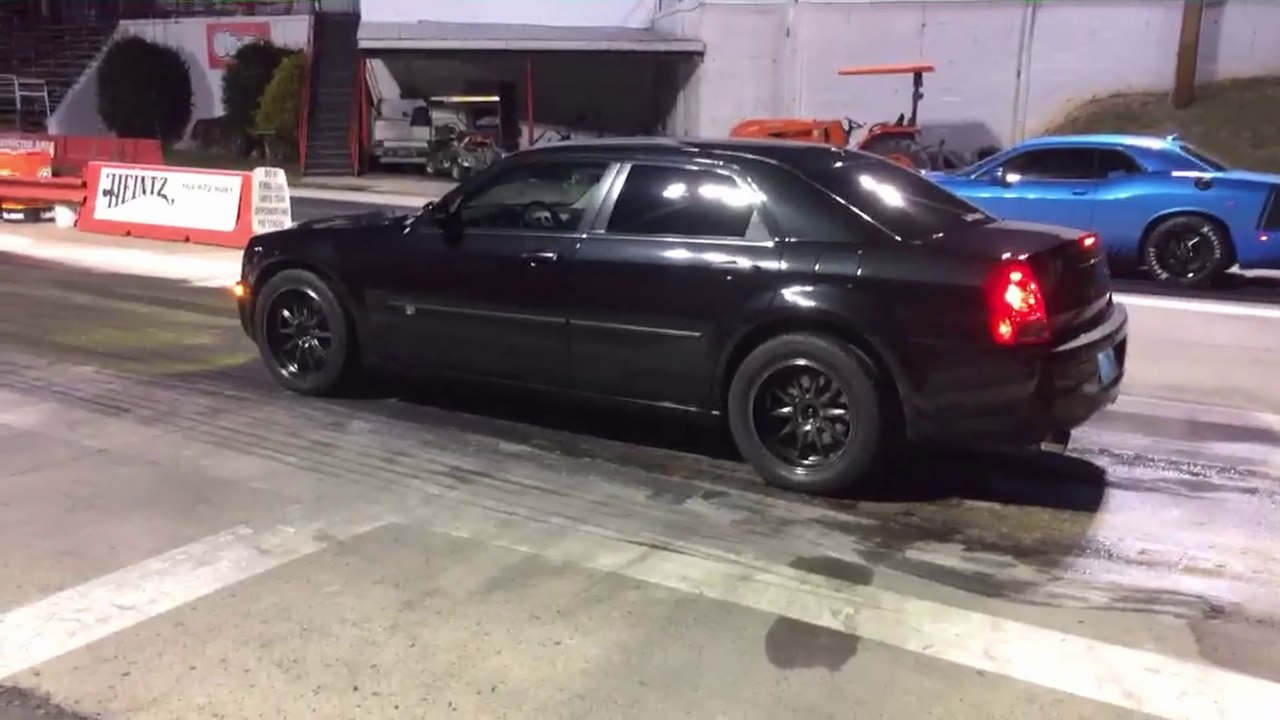Chrysler 300C vs Scat Pak Challenger - 5.7 Hemi vs 6.4 Hemi