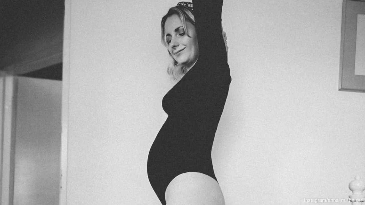 Im knappen Body: Anna Heiser zeigt ihren großen Babybauch