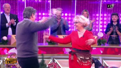 Sandrine et Yann tentent de se séduire à nouveau avec une danse orientale