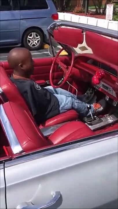 Il n'a pas de bras mais ça ne l'empêche pas de conduire sa voiture d'une façon géniale