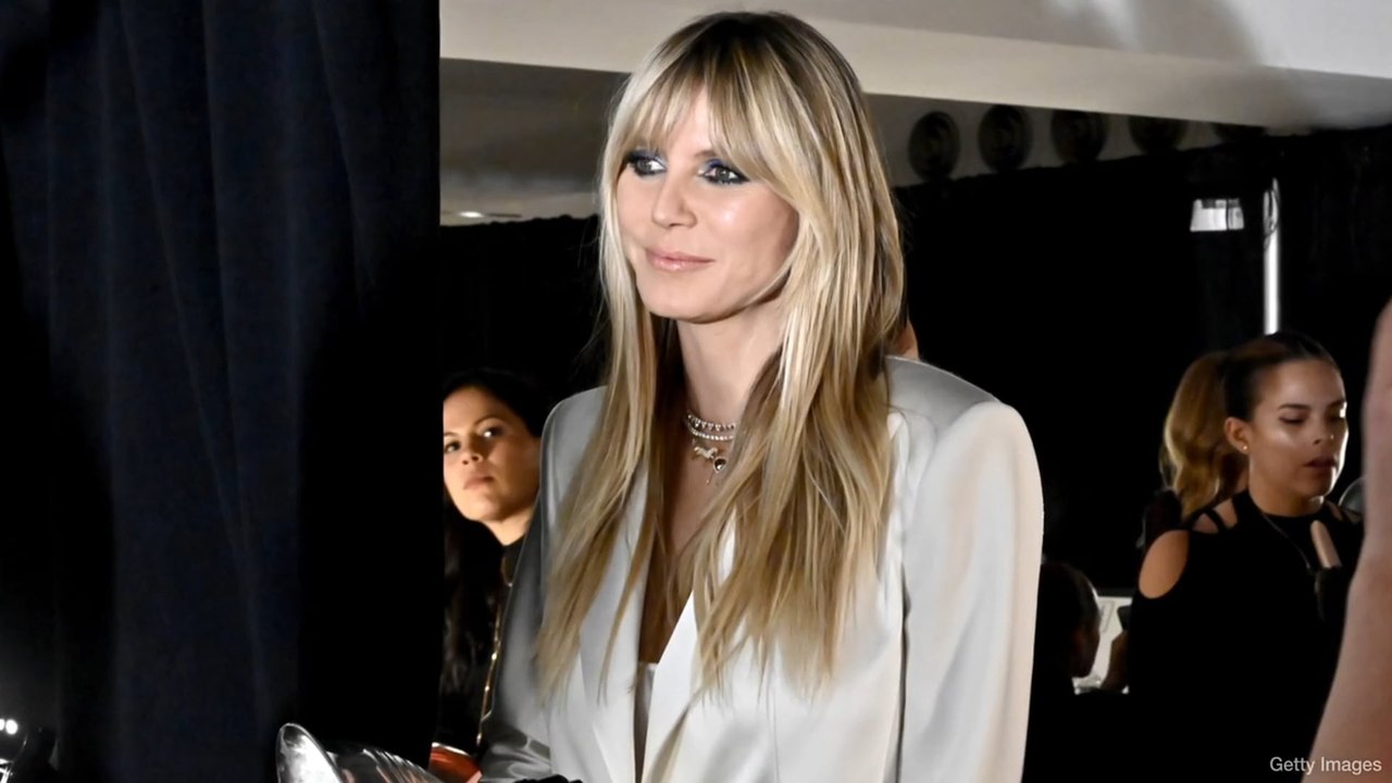 Tom schießt Foto von seiner komplett nackten Heidi - auf dem Boden