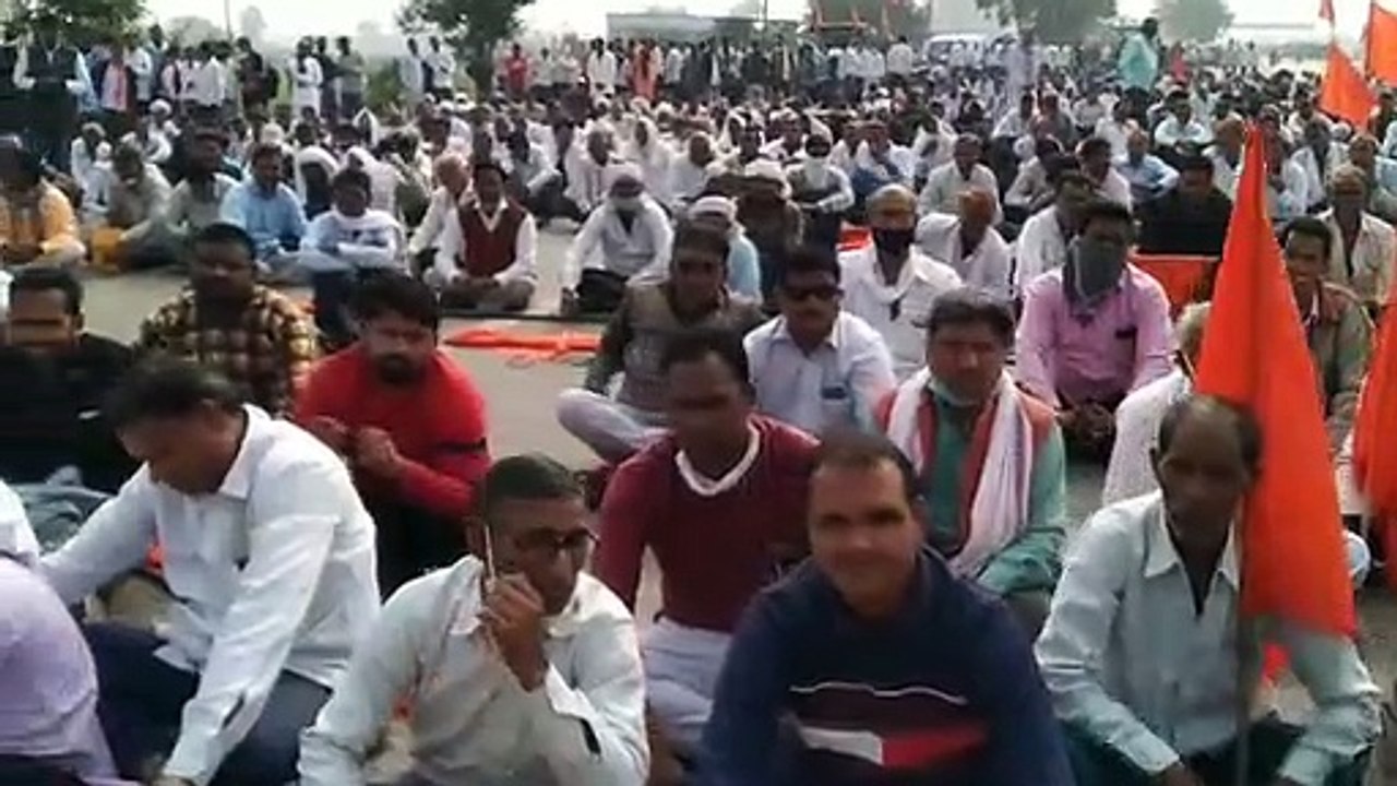 किसानों ने अपनी 29 सूत्रीय मांगों को लेकर दिया धरना