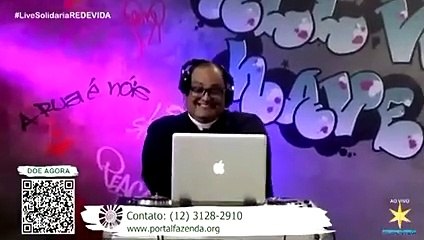 Un curé qui anime sa messe comme un DJ