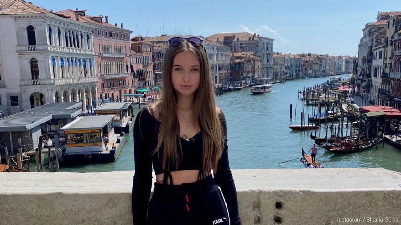 Posieren wie eine Erwachsene: Shania Geiss im bauchfreien Oberteil