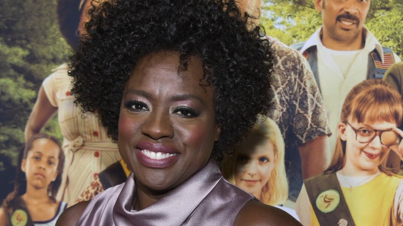 Mit Perücke vs. ohne: Diese Promis zeigen sich mit natürlichem Haar