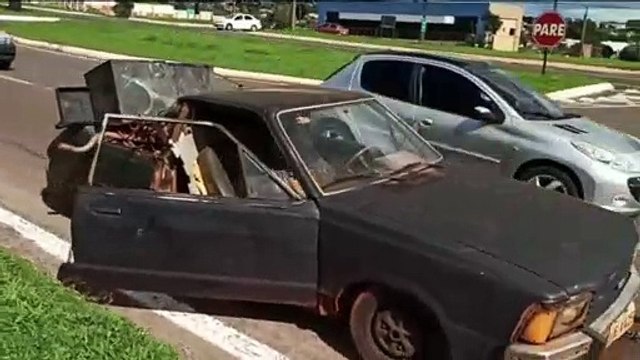 PRF retém carro sem condições de tráfego e desfigurado no Paraná