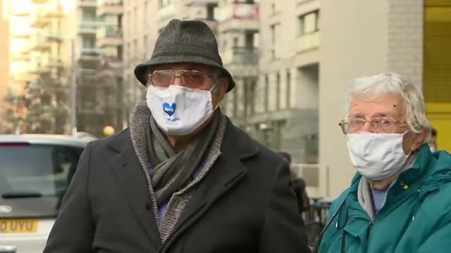 Una pareja se vacuna en Londres días después de cumplir los 62 años de matrimonio