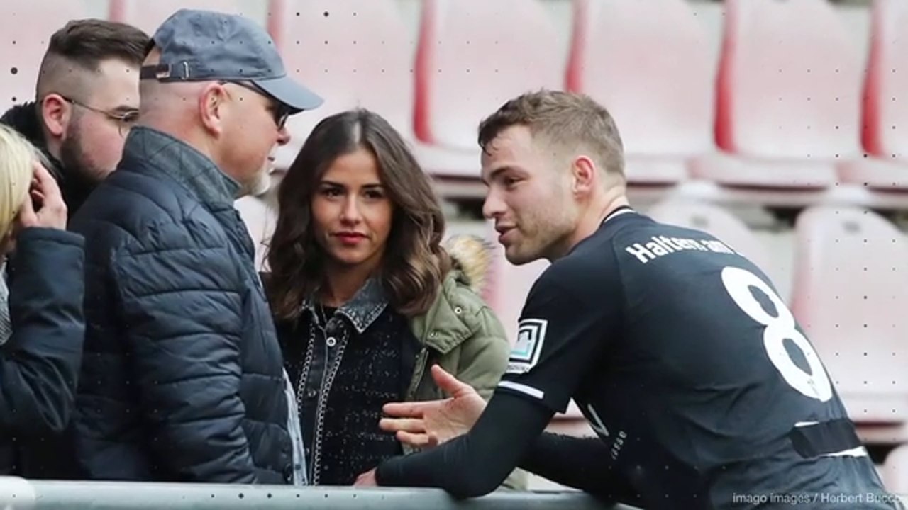 Wie goldig! Hier spielt Sarah Lombardis Julian mit Alessio