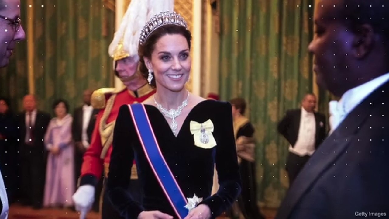 Mit Tiara und Abendkleid: Herzogin Kate im königlichen Look
