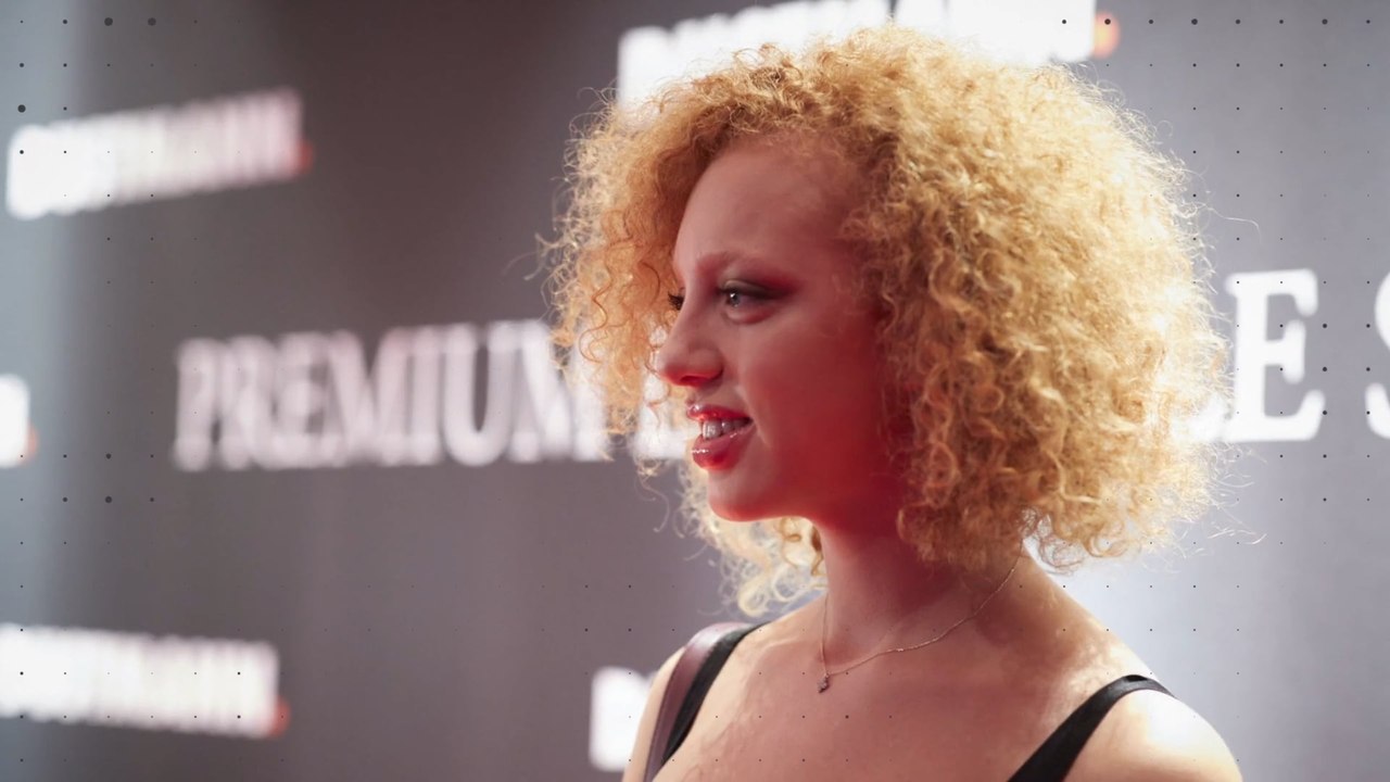 Anna Ermakova im Mini-Kleid: Noch schick oder zu knapp?