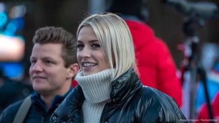 Lena Gercke im Leder-Minirock: Sie zeigt ihr Mini-Bäuchlein