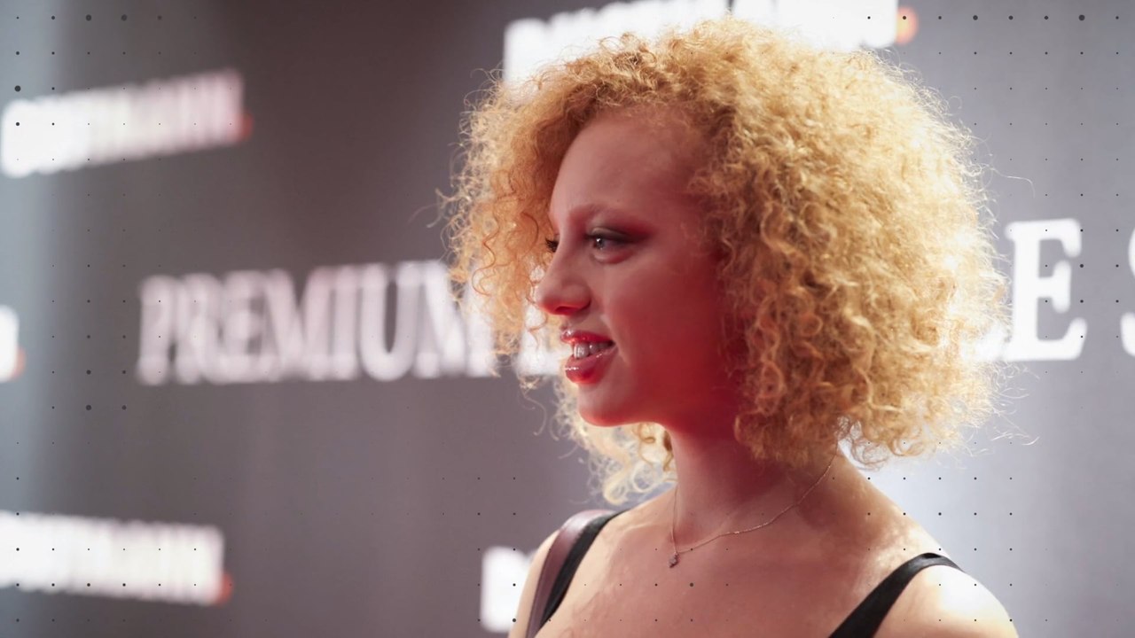 Uh la la! Anna Ermakova im knappem Glitzer-Minidress