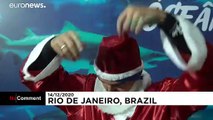 Papa Noel nada con los tiburones en Río de Janeiro