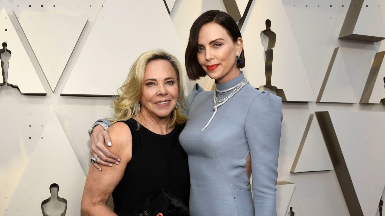 Charlize Theron spricht über die Nacht, in der ihre Mutter ihren Vater erschossen hat