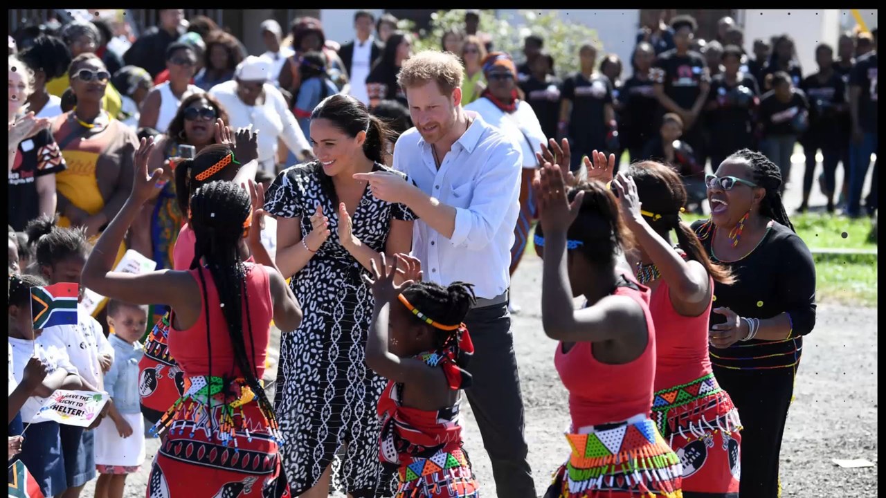 Herzogin Meghan im gewagten Look in Afrika