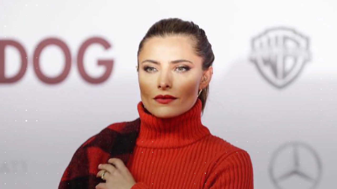 Top oder Flop? Sophia Thomalla nur in T-Shirt und XXL-Boots