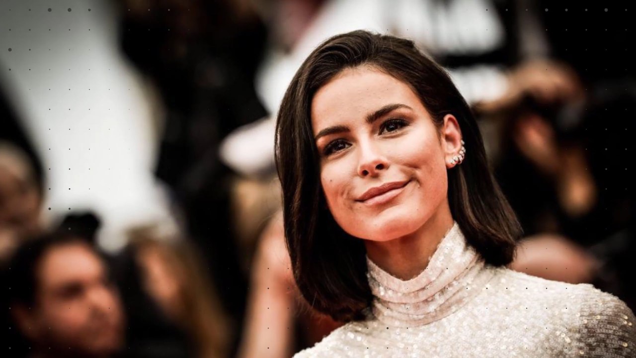 Nur mit Tuch bedeckt: Lena Meyer-Landrut schickt sexy Gute-Nacht-Grüße