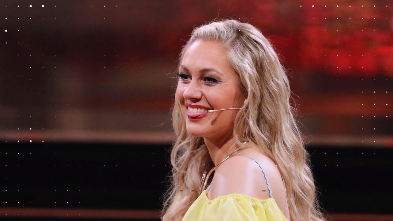 Ruth Moschner zeigt sich ungewohnt freizügig in Minikleid und Netzstrumpfhose