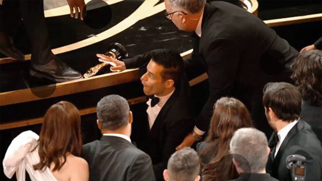 Bei den Oscars: Rami Malek fällt von der Bühne