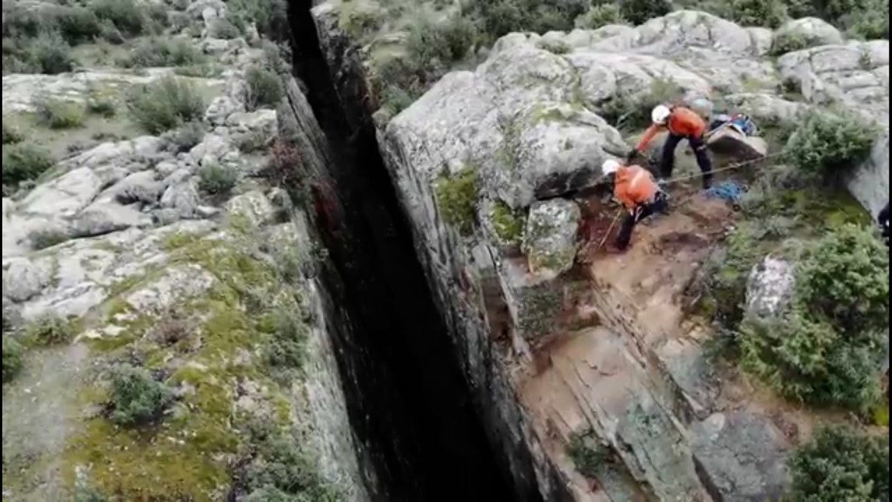 Bomberos balizan La Raja en La Pedriza para evitar acceso al interior