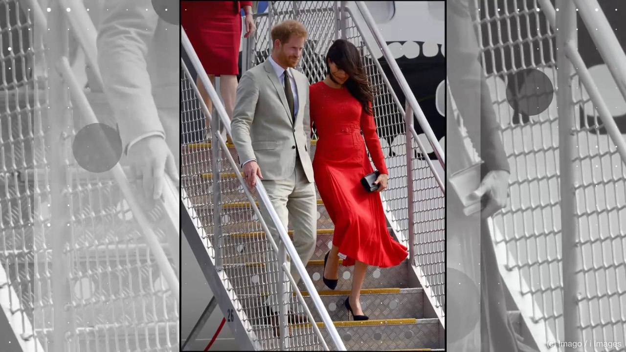 Ups! An Meghans Kleid ist das Etikett noch dran