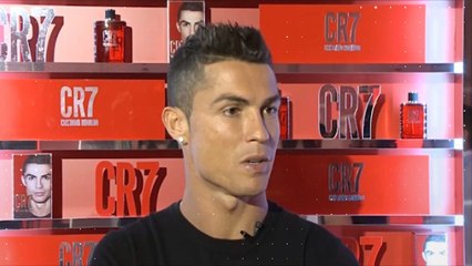 Video herunterladen: Cristiano Ronaldo stößt Selena Gomez vom Instagram-Thron