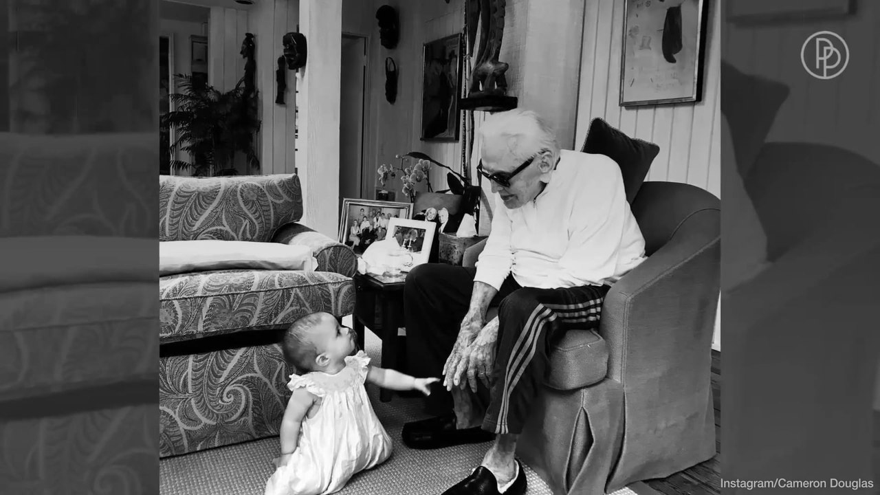Kirk douglas: süßes foto mit urenkelin