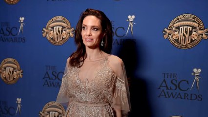 Video herunterladen: Seltenes Foto: So habt ihr Angelina Jolie noch nie gesehen