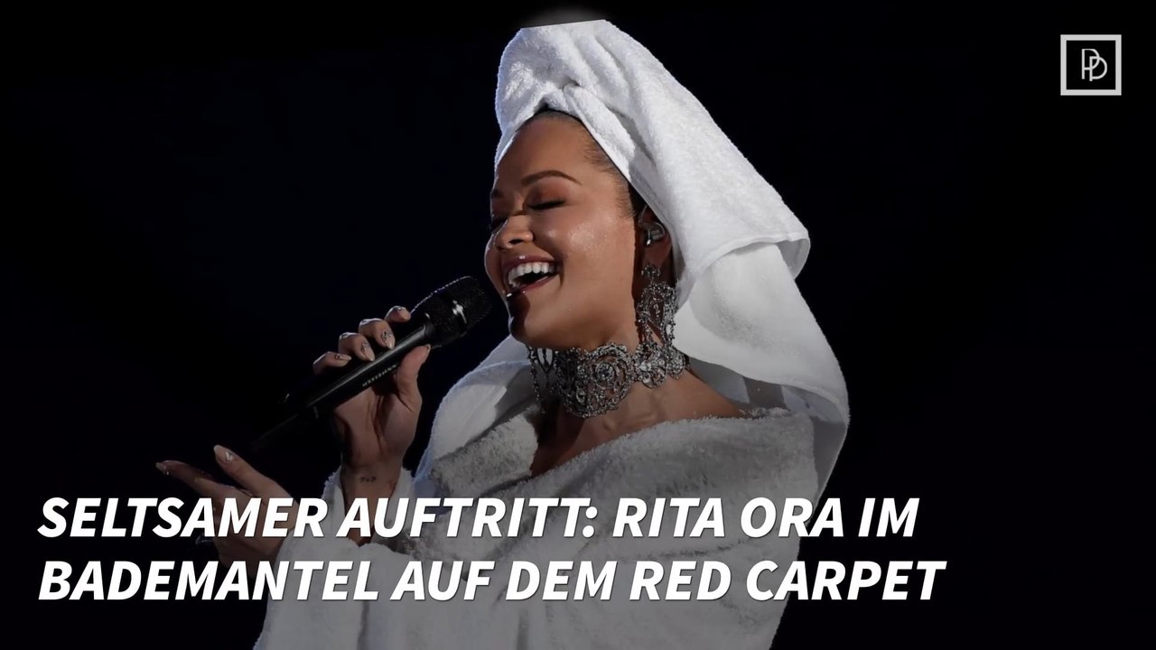 Seltsamer Auftritt: Rita Ora im Bademantel auf dem Red Carpet