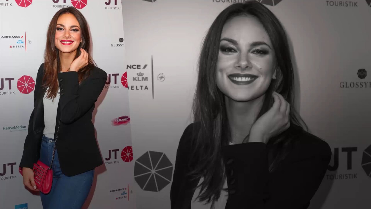 GZSZ-Star Janina Uhse mit sexy Latzhose auf dem roten Teppich