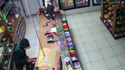 Furto em posto de combustível é registrado por câmera de segurança