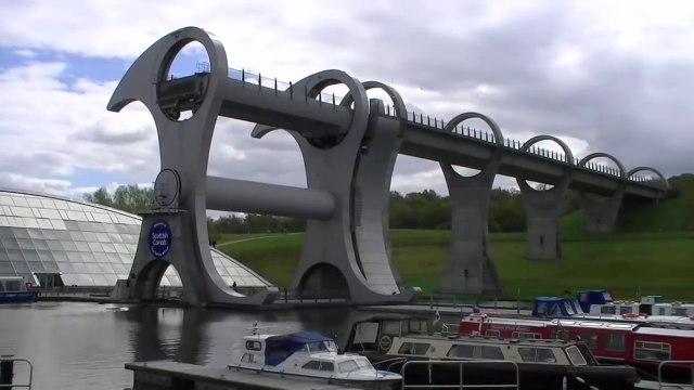 Falkirk Wheel Turning 180 degrees.